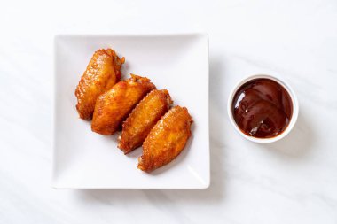 Barbekü tavuk kanadı sosu ile