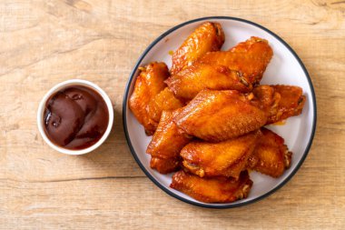 Barbekü tavuk kanadı sosu ile