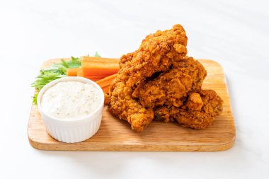 Sebzeli kızarmış tavuk kanadı.