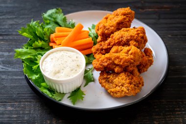 Sebzeli kızarmış tavuk kanadı.