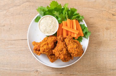 Sebzeli kızarmış tavuk kanadı.