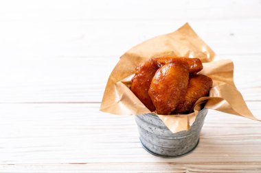 Barbekü tavuk kanadı sosu ile