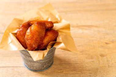 Barbekü tavuk kanadı sosu ile