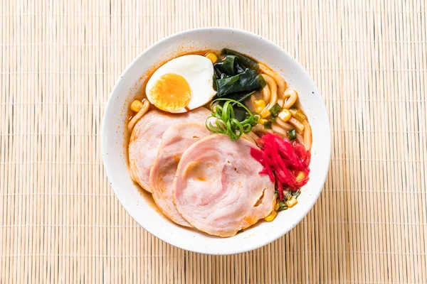Baharatlı miso udon ramen noodle ile domuz eti - Japon gıda tarzı