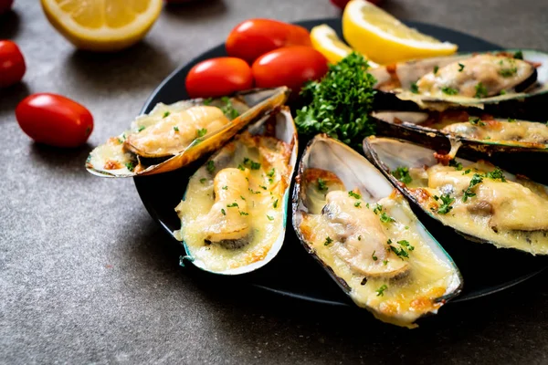 Peynirli taze midye.