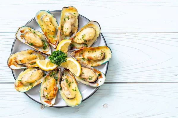 Peynirli taze midye.