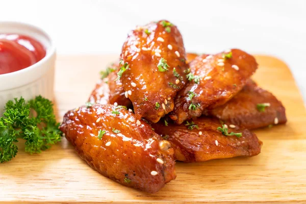 Beyaz susamlı ızgara tavuk kanadı.