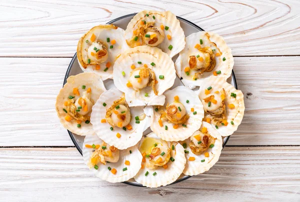 Kızarmış deniz tarağı, tereyağı ve sarımsak.