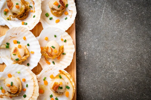 Kızarmış deniz tarağı, tereyağı ve sarımsak.