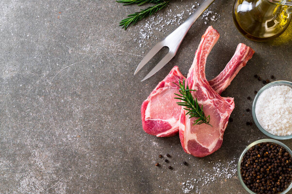 свежая свиная отбивная сырая с ингредиентом
