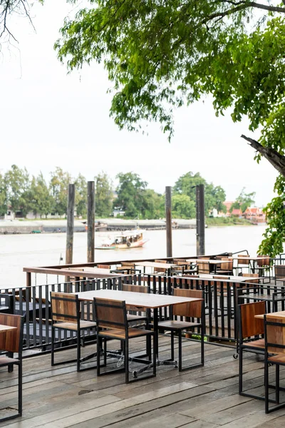 boş ahşap yemek masası ve sandalye restoran ve kafe