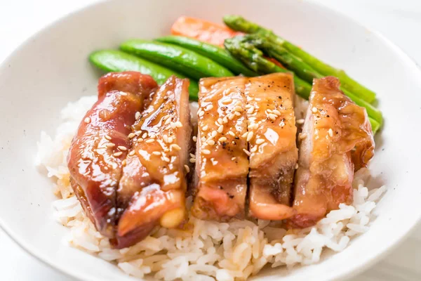 Teriyaki tavuk pilav kasesi - Asya gıda tarzı