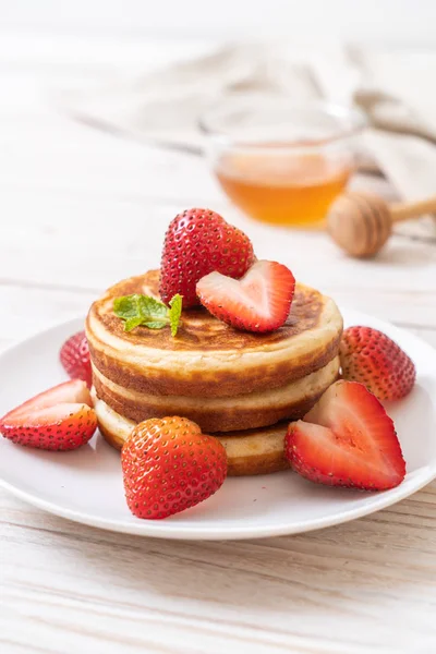 taze çilek ile sufle gözleme