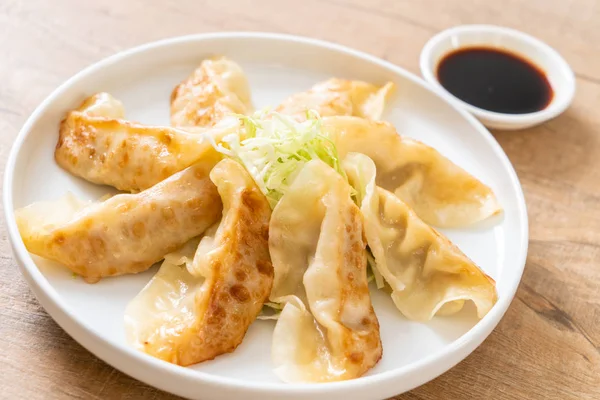 Japon gyoza 'sı ya da soya soslu hamur tatlısı.