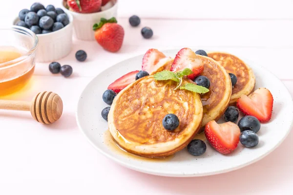 taze yaban mersini, taze çilek ve bal ile sufle gözleme