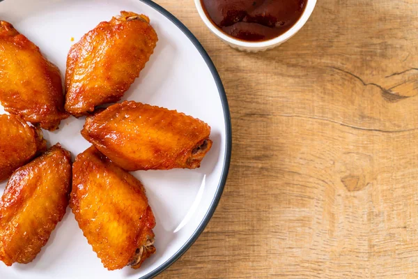 Barbekü tavuk kanadı sosu ile