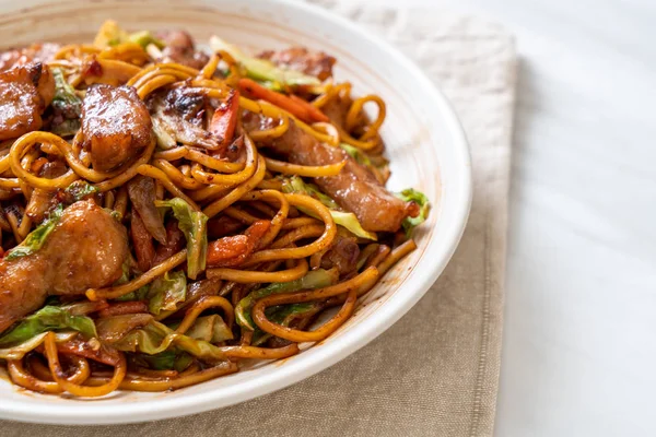 tavada kızartılmış yakisoba noodle pork - Asya gıda tarzı ile