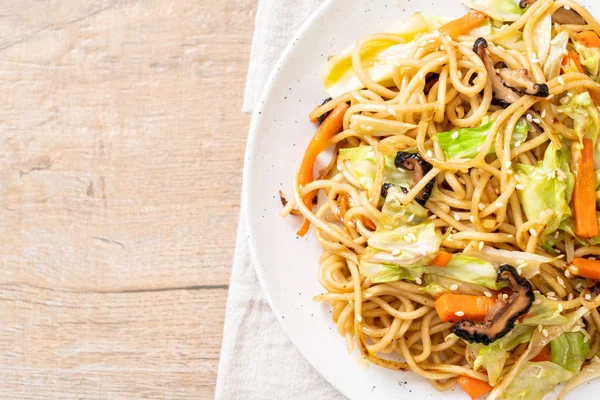 tavada kızartılmış yakisoba noodle sebzeli - vegan ve vejetaryen yiyecekler