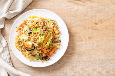 tavada kızartılmış yakisoba noodle sebzeli - vegan ve vejetaryen yiyecekler