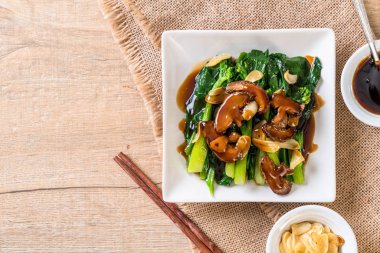 Sarımsaklı istiridye soslu kızarmış Hong Kong Kale heyecan