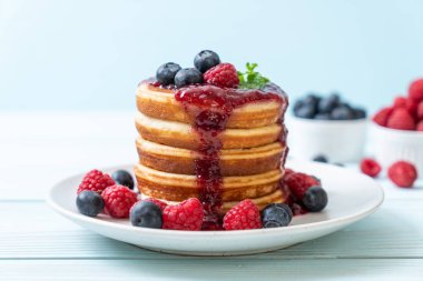 Taze ahududu ve yabanmersinli gözleme.