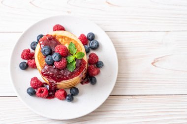 Taze ahududu ve yabanmersinli gözleme.