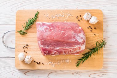 taze domuz ham filetosu ahşap tahta üzerinde