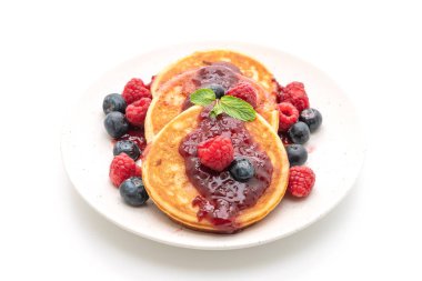 Taze ahududu ve beyaz arka plan üzerinde izole yaban mersini ile sufle gözleme