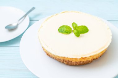 Ahşap zemin üzerine nane ile ev yapımı cheesecake