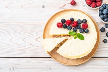 Ev yapımı cheesecake taze ahududu ve yaban mersini ile
