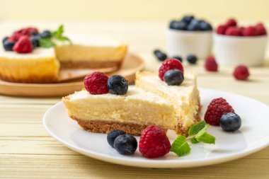 Ev yapımı cheesecake taze ahududu ve yaban mersini ile
