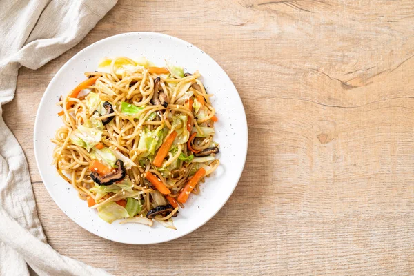 tavada kızartılmış yakisoba noodle sebzeli - vegan ve vejetaryen yiyecekler