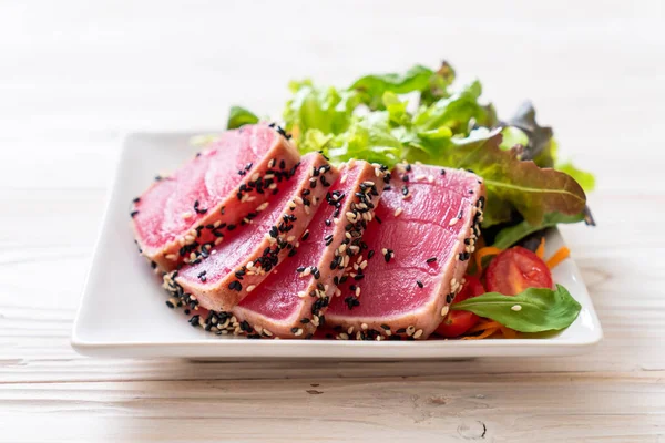 Taze ton balığı ve sebze salatası. Sağlıklı yemek.