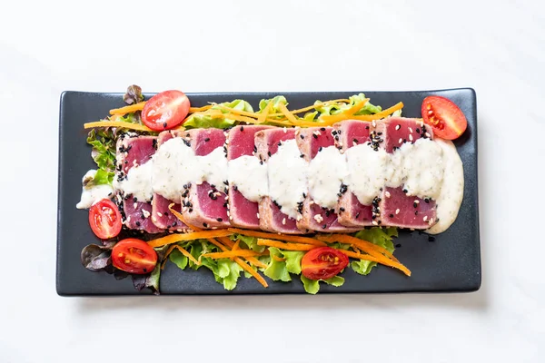 Sebze salatası ve soslu taze ton balığı. Sağlıklı yiyecek.