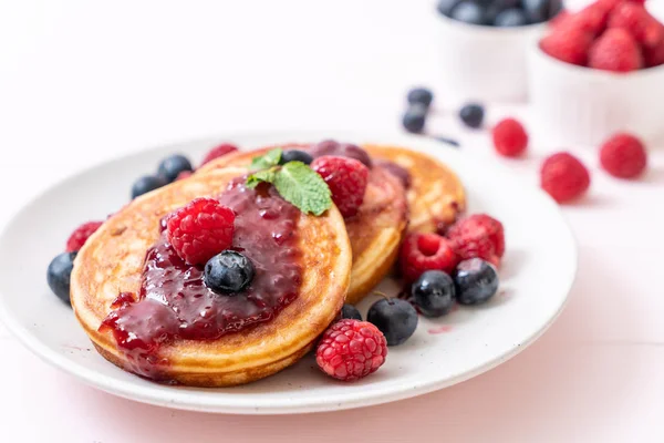 Panqueca Souffle Com Framboesas Frescas Mirtilos — Fotografia de Stock