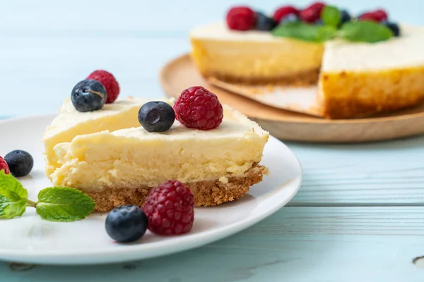 Homemade Cheesecake Fresh Raspberries Blueberries — Stock Photo, Image