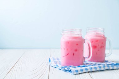 pembe çilek milkshake ahşap üzerine