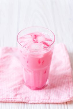 pembe çilek milkshake ahşap üzerine