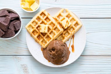 Çikolatalı dondurma waffle ve karamel sos ile
