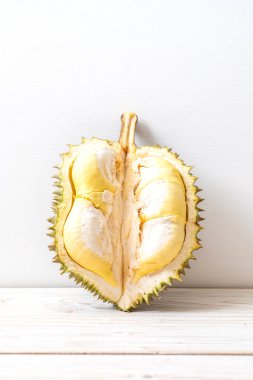 Ahşap zemin üzerinde taze Durian meyvesi