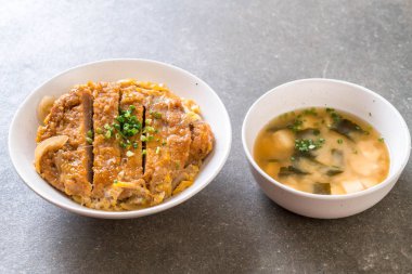 Kızarmış domuz pirzolası kasesi (Katsudon) - Japon yemek tarzı