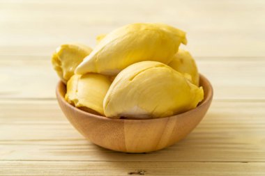 Ahşap zemin üzerinde taze Durian meyvesi