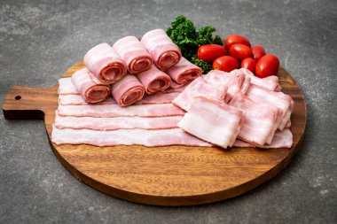 Ahşap tahta üzerinde çiğ domuz pastırma dilimlenmiş