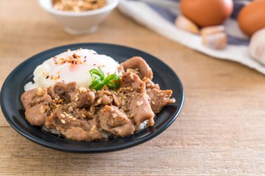 yumurta - Asya gıda tarzı ile tepesinde pirinç Sarımsak soslu tavada kızartılmış domuz eti