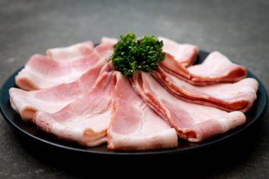 Çiğ domuz pastırma tabağa dilimlenmiş