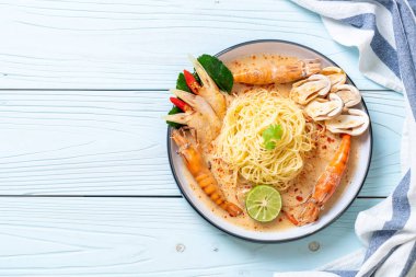 Baharatlı karides spagetti makarna (Tom Yum Goong) - İtalyan Füzyon gıda tarzı