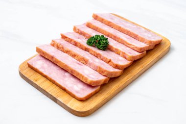 dilimlenmiş taze çiğ pastırma Barbekü