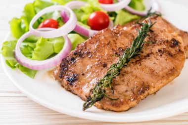 plaka üzerinde sebzeli ızgara domuz biftek