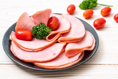 tabağa dilimlenmiş jambon füme
