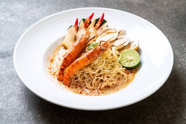 Baharatlı karides spagetti makarna (Tom Yum Goong) - İtalyan Füzyon gıda tarzı